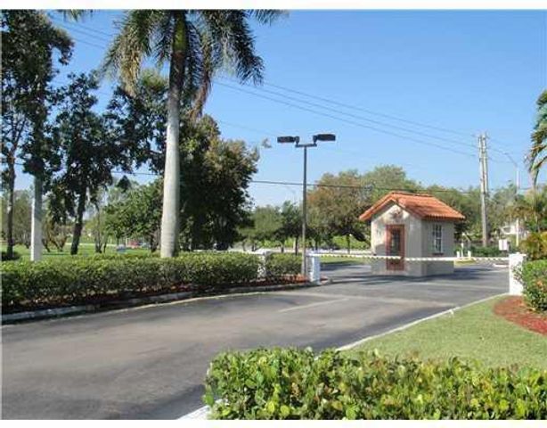 365 SW 86th Avenue 207, Pembroke Pines, FL 33025