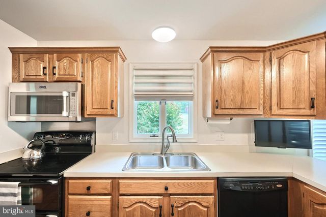 910 SHENANDOAH LN, York, PA 17404