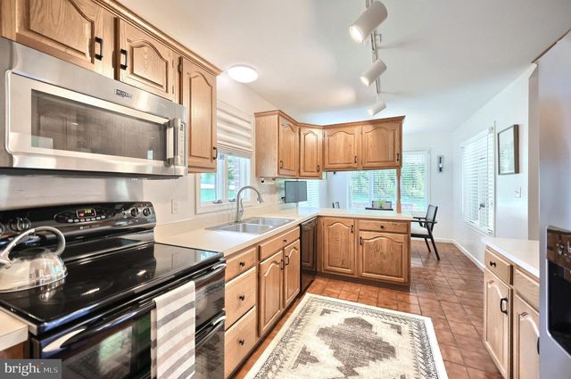 910 SHENANDOAH LN, York, PA 17404