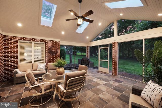 910 SHENANDOAH LN, York, PA 17404