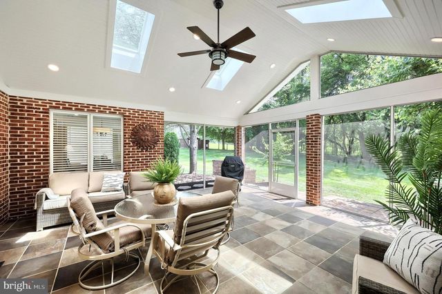 910 SHENANDOAH LN, York, PA 17404