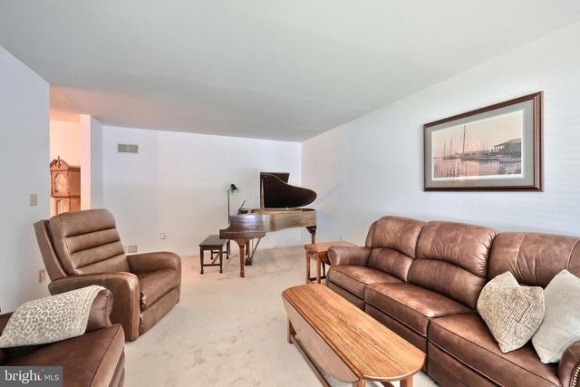 910 SHENANDOAH LN, York, PA 17404