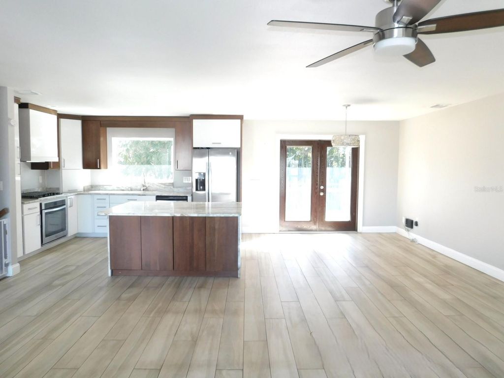 Image 3 of property listing at 13764 86TH AVENUE, Seminole, FL 33776