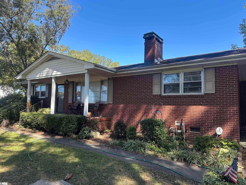 374 Flatwood Drive, Spartanburg, SC 29303