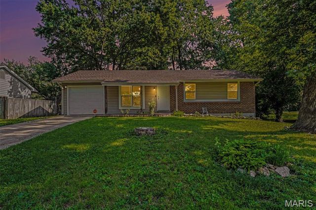25 Country Ln., Warrenton, MO 63383