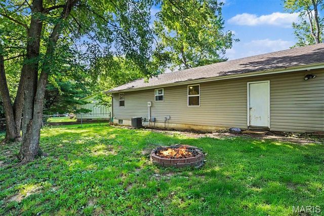 25 Country Ln., Warrenton, MO 63383
