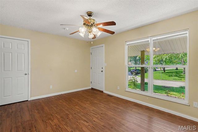 25 Country Ln., Warrenton, MO 63383