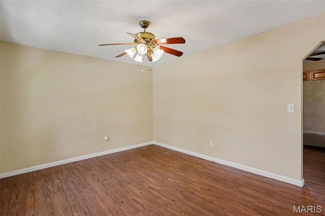 25 Country Ln., Warrenton, MO 63383