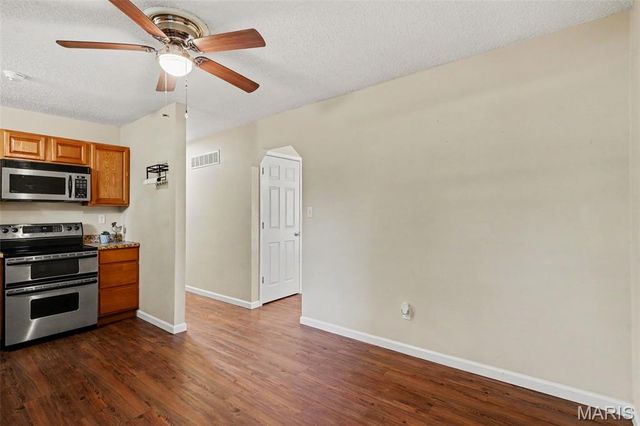 25 Country Ln., Warrenton, MO 63383