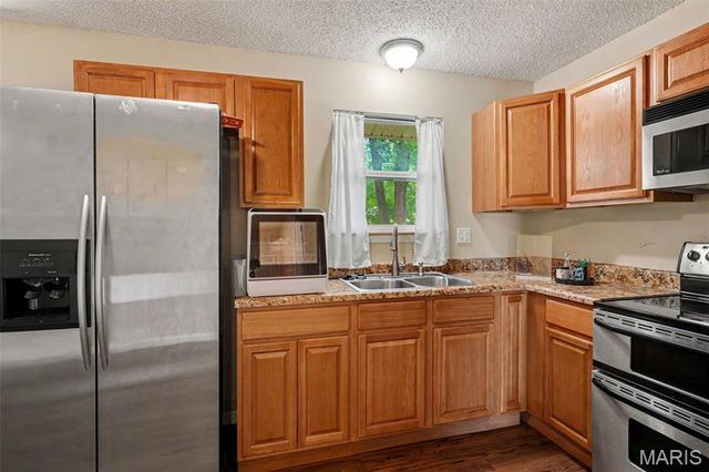 25 Country Ln., Warrenton, MO 63383