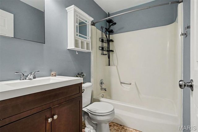 25 Country Ln., Warrenton, MO 63383