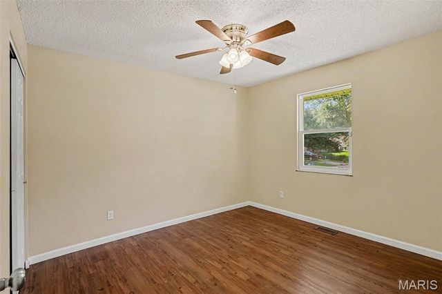 25 Country Ln., Warrenton, MO 63383