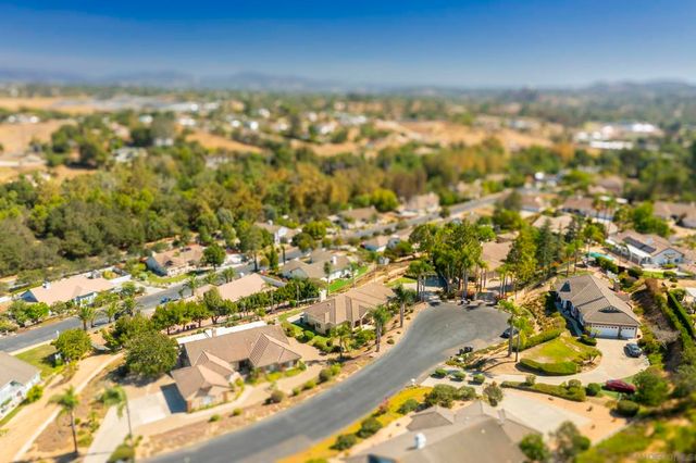 1221 Palomares Ct., Fallbrook, CA 92028