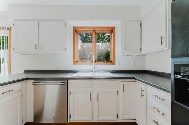 992 HONEY CREEK ROAD, Oshkosh, WI 54904