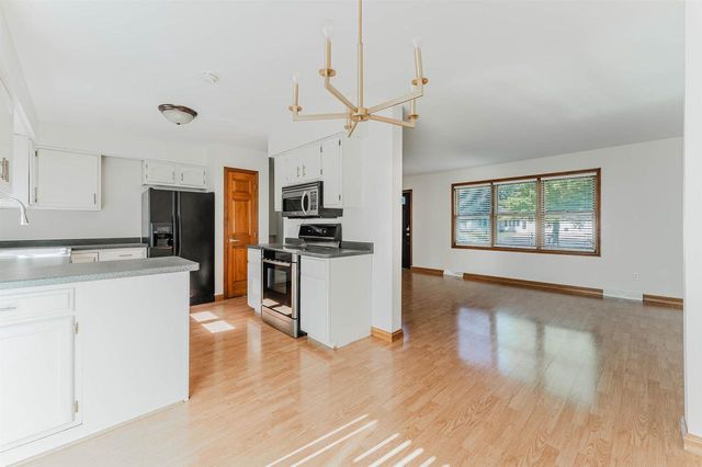 992 HONEY CREEK ROAD, Oshkosh, WI 54904