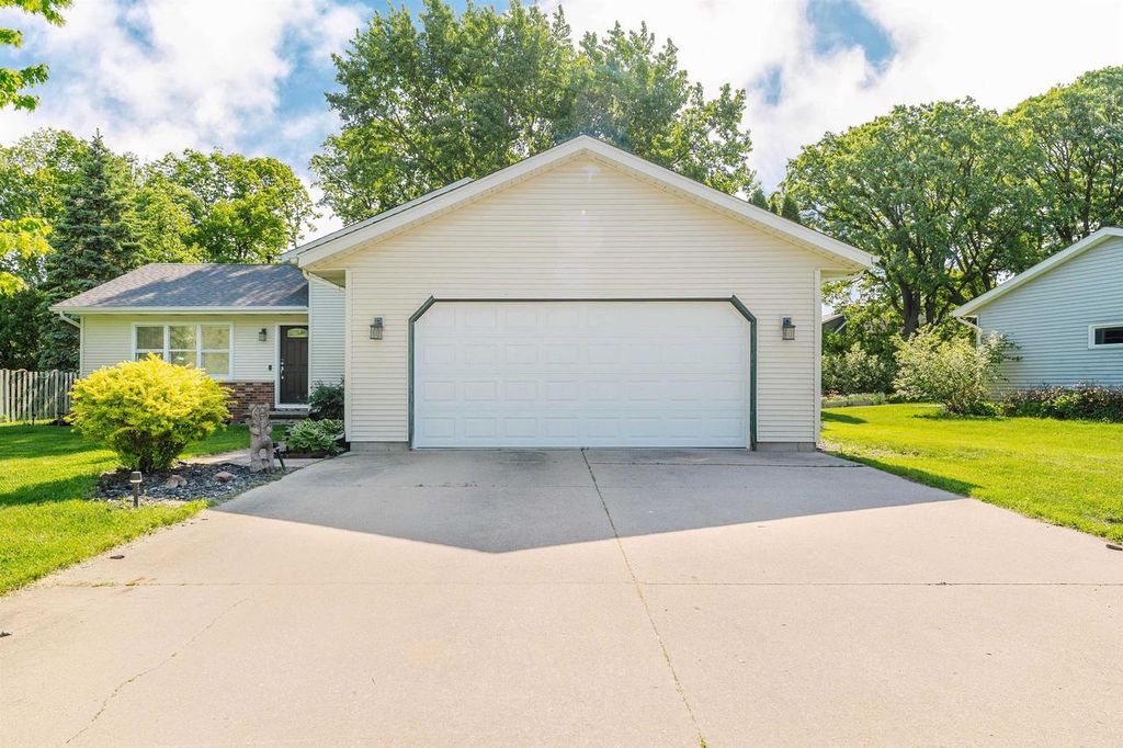 992 HONEY CREEK ROAD, Oshkosh, WI 54904