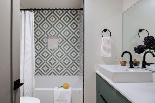 2220 E Stassney LN B, Austin, TX 78744