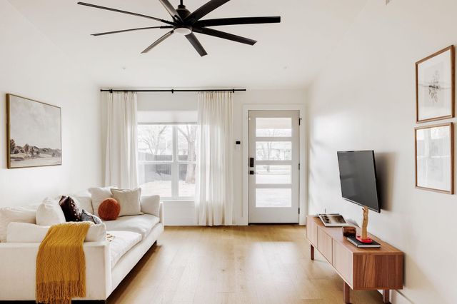 2220 E Stassney LN B, Austin, TX 78744