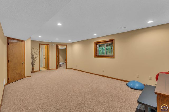 3509 SW Westport DR, Topeka, KS 66614