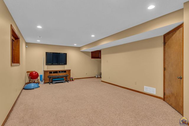 3509 SW Westport DR, Topeka, KS 66614