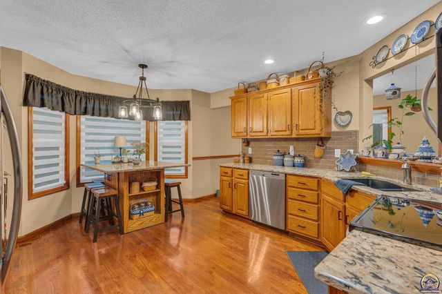 3509 SW Westport DR, Topeka, KS 66614