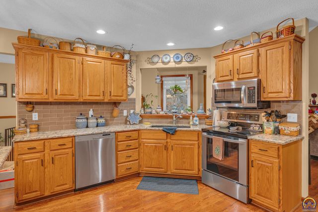 3509 SW Westport DR, Topeka, KS 66614