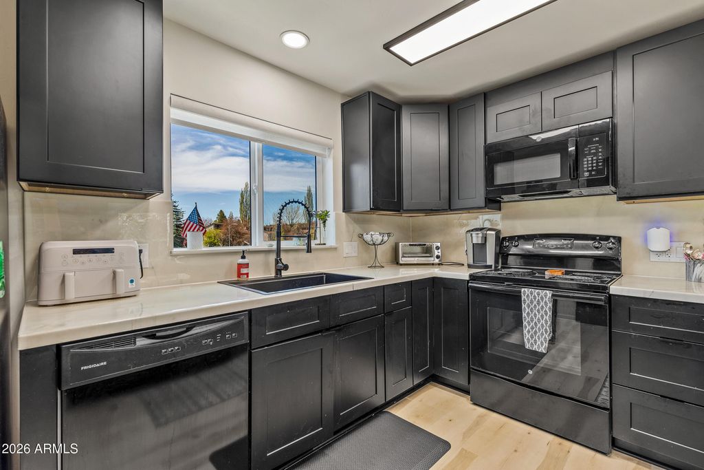 Image 6 of property listing at 17980 S WALAPAI Road B2, Munds Park, AZ 86017