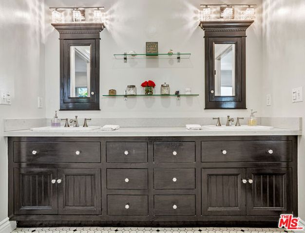 4537 Agnes Avenue, Valley Village, CA 91607