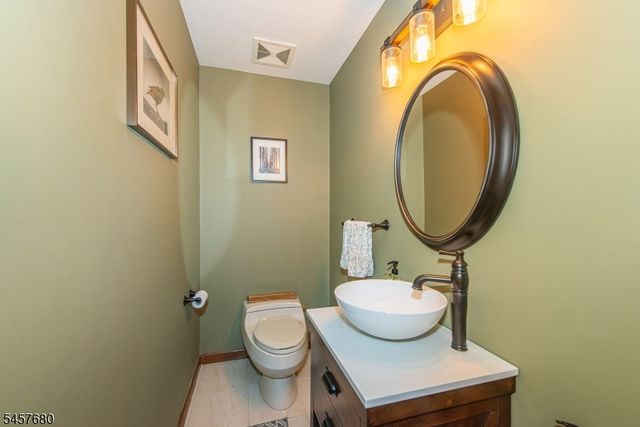 27 Alize Dr, Kinnelon Boro, NJ 07405