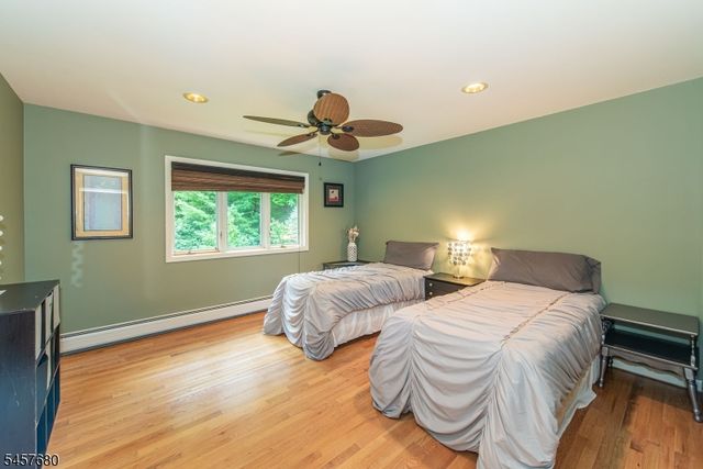 27 Alize Dr, Kinnelon Boro, NJ 07405