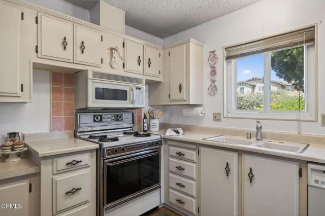 3 Poinsettia Gardens Drive 3, Ventura, CA 93004