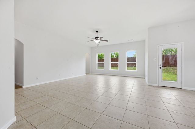 717 Roaring Springs Drive, Glenn Heights, TX 75154