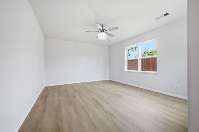 717 Roaring Springs Drive, Glenn Heights, TX 75154