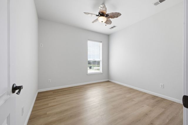 717 Roaring Springs Drive, Glenn Heights, TX 75154