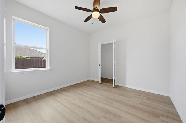 717 Roaring Springs Drive, Glenn Heights, TX 75154