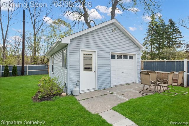 2721 Midvale Drive, Rochester Hills, MI 48309