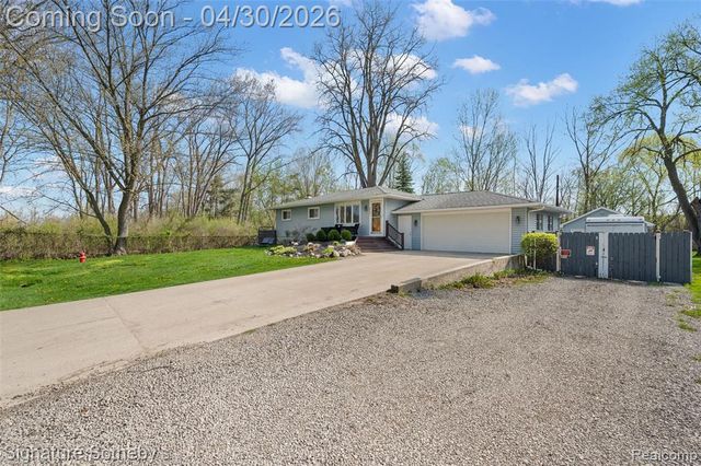 2721 Midvale Drive, Rochester Hills, MI 48309