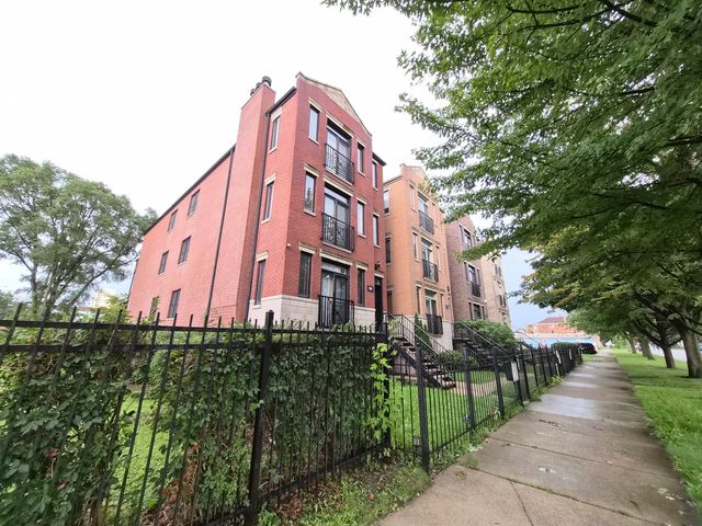 3745 S Michigan Avenue 2, Chicago, IL 60653