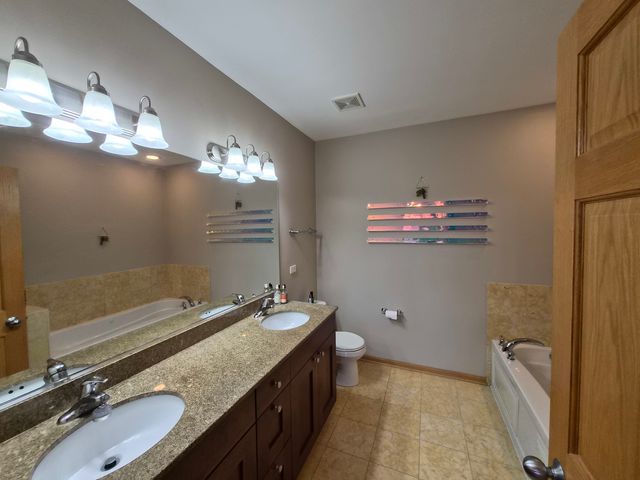 3745 S Michigan Avenue 2, Chicago, IL 60653