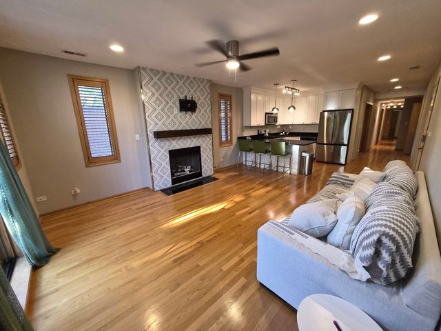 3745 S Michigan Avenue 2, Chicago, IL 60653