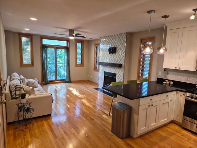 3745 S Michigan Avenue 2, Chicago, IL 60653