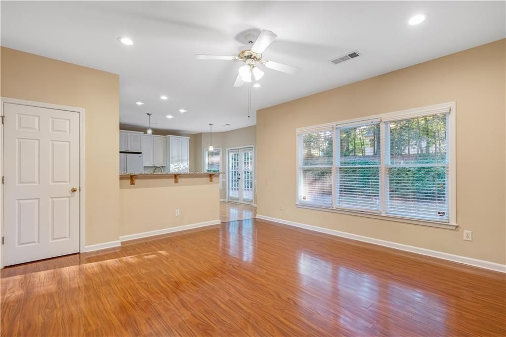 Image 4 of property listing at 4310 canterbury walk Drive, Duluth, GA 30097