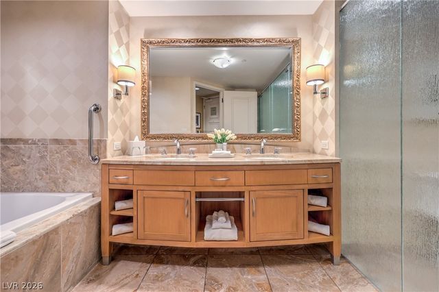 2000 Fashion Show Drive 5018, Las Vegas, NV 89109