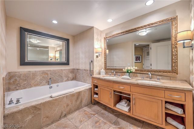 2000 Fashion Show Drive 5018, Las Vegas, NV 89109