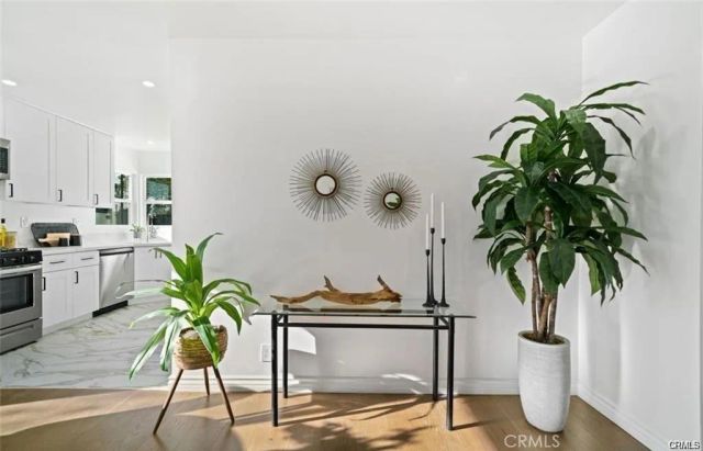 1484 N Clybourn Avenue, Burbank, CA 91505