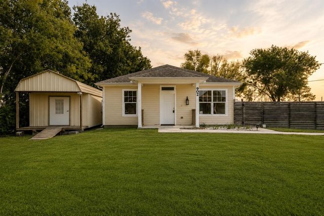 902 Virginia Avenue, League City, TX 77573