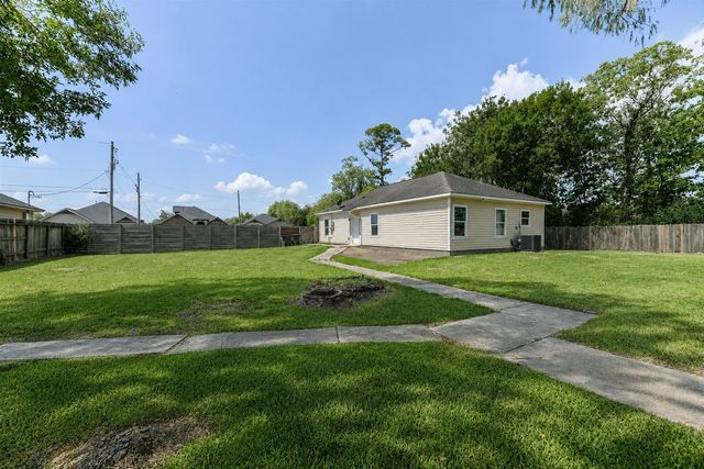902 Virginia Avenue, League City, TX 77573