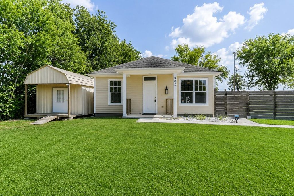 902 Virginia Avenue, League City, TX 77573