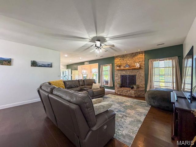 5437 Highway D, Farmington, MO 63640