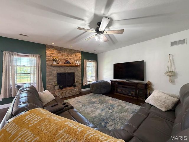 5437 Highway D, Farmington, MO 63640
